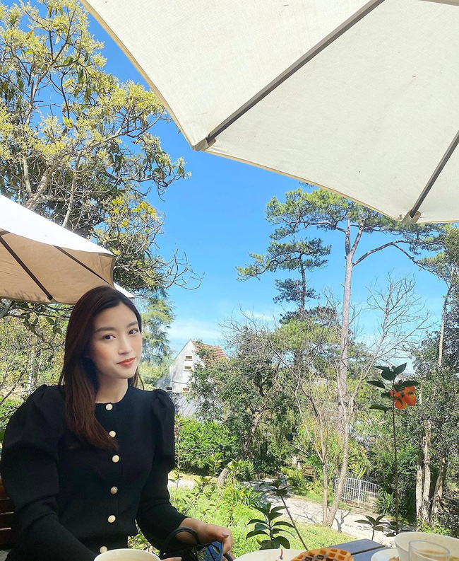 Áo blouse đen tay bồng, chất vải dày dặn là gợi ý không tồi cho những ngày đông nắng tưng bừng, hay diện đến văn phòng ấm áp cũng rất ổn. Item này mang đến vẻ yêu kiều, sang chảnh hết ý cho người diện.