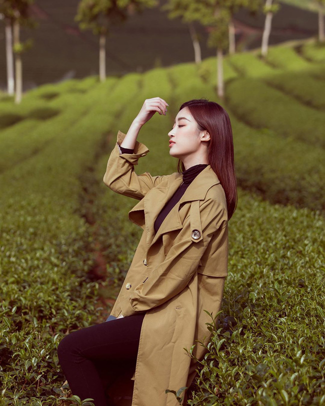 Bộ đôi áo thun cao cổ + quần skinny đen trông đơn giản là vậy mà chỉ cần khoác ngoài áo trench coat nâu camel, Đỗ Mỹ Linh đã có được tổng thể trang phục vừa sang vừa thanh lịch, đứng đâu cũng ra được những bức hình sống ảo đẹp mê hồn.