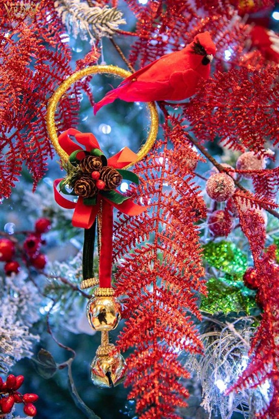  Mỗi năm, Đàm Vĩnh Hưng trang trí biệt thự theo phong cách khác nhau. Dịp Noel năm nay, anh bày trí ngôi nhà theo bốn gam màu chủ đạo là trắng, vàng, đỏ và xanh.
