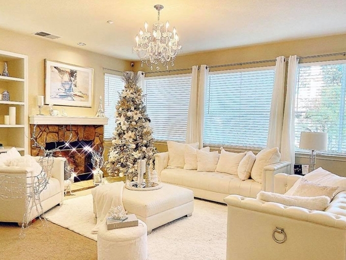  Vì không gian phòng khách chủ yếu màu trắng, hoa hậu Phạm Hương cũng chọn cây thông và các vật dụng trang trí: ruy băng, hoa tuyết... cùng tông màu trắng - bạc.