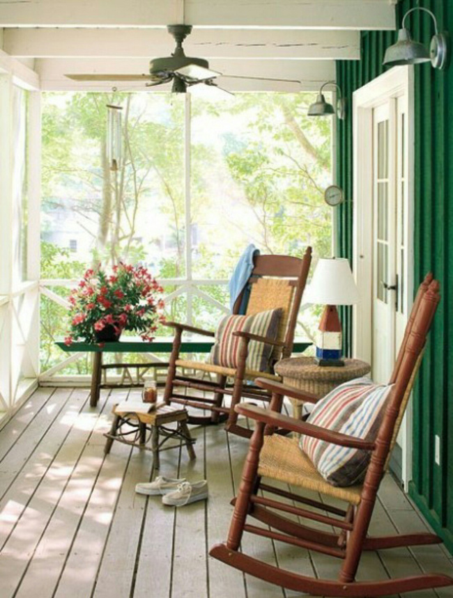  8. Hai chiếc ghế bập bênh trên hiên nhà là nơi tuyệt vời để ngồi xuống nhâm nhi cà phê và trò chuyện.