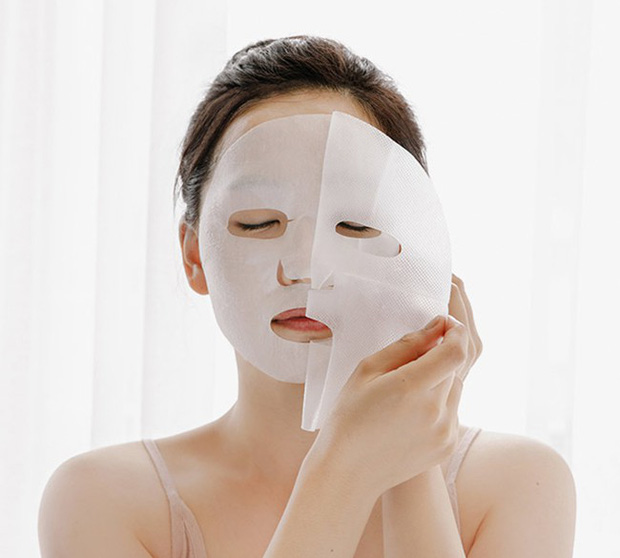  Đắp mặt nạ khi bị mụn: Nhiều người vẫn nghĩ rằng, đắp mặt nạ kể cả khi bị mụn vẫn sẽ giúp cải thiện làn da tốt hơn. Tuy nhiên, thực tế đây lại là một sai lầm khi trị mụn. Việc đắp mặt nạ có thể khiến lỗ chân lông bị bí và khiến mụn gia tăng trong thời điểm này. Những vết thương hở do mụn cũng dễ bị viêm nếu đắp mặt nạ sai cách. Bạn nên hạn chế thói quen làm đẹp này khi làn da đang bị mụn - Ảnh minh họa: Internet