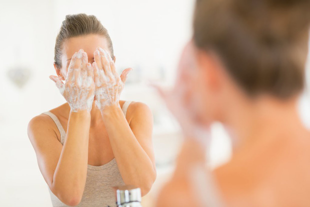  Chỉ trị mụn mà không chú ý làm sạch da: Nguyên tắc cơ bản nhất để trị mụn thành công đó chính là luôn giữ vùng da mụn sạch sẽ. Việc làm này sẽ ngăn ngừa vi khuẩn và bụi bẩn tấn công, khiến mụn gia tăng và viêm nhiễm về sau. Trong quá trình trị mụn, bạn hãy chú ý rửa mặt đúng cách và giữ sạch vùng da này. Bạn cũng nên lựa chọn các sản phẩm làm sạch dành riêng cho da mụn - Ảnh minh họa: Internet