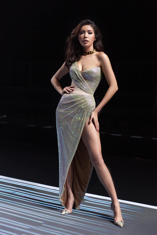  Ở bộ sưu tập cho mùa xuân hè 2020, Chung Thanh Phong tập trung khai thác các mẫu váy xẻ quá hông. Minh Tú khoe chân dài trong mẫu thiết kế mới nhất của nhà mốt Việt.