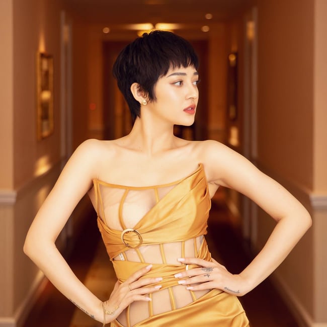 Tuy nhiên nếu nhìn kỹ có thể thấy mẫu váy này có phần ngực may xuyên thấu, Bảo Anh đã diện thêm cùng bra màu nude nhưng dấu vết nội y vẫn in hằn rõ dưới lớp vải mỏng manh.