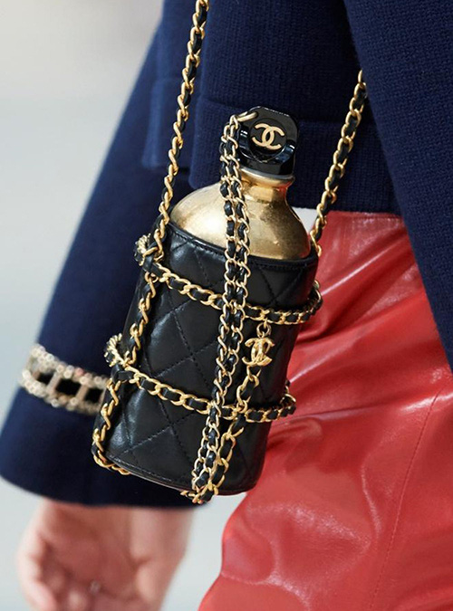  Ngoài câu chuyện bỉm sữa, nhiều người còn chú ý đến chiếc túi độc đáo mà Lan Khuê sửa dụng. Được biết đây là thiết kế đến từ nhà mốt Chanel có giá gốc lên tới 5.551 USD ~ 130 triệu đồng.