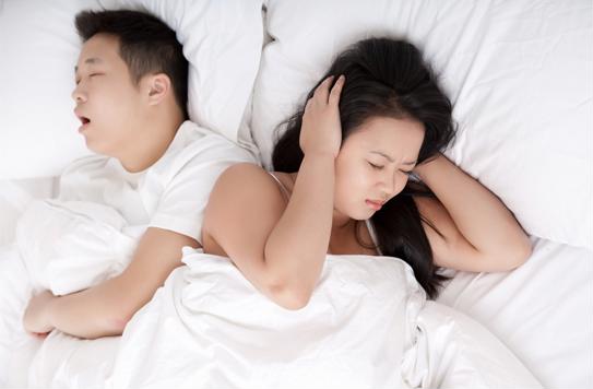  Ngủ ngáy gây ra tiếng ồn làm ảnh hưởng đến giấc ngủ của những người xung quanh - Ảnh minh họa: Internet