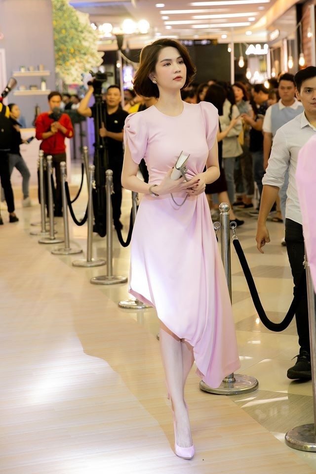 Tham dự họp báo ra mắt phim của Diệu Nhi, Ngọc Trinh thu hút mọi ánh nhìn với chiếc váy hồng pastel nhẹ nhàng với chi tiết nhún eo tinh tế.