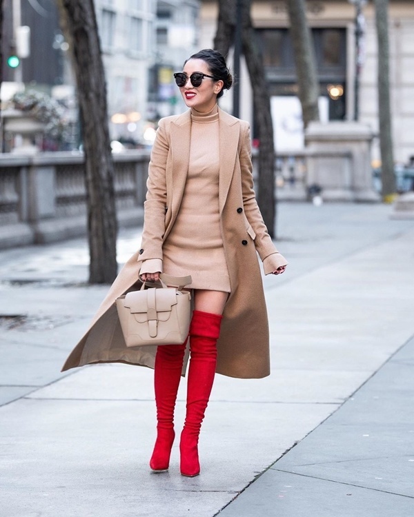   Diện bộ cánh phủ sắc be nền nã, fashionista gốc Việt khéo léo tạo thêm điểm sáng cho set đồ bằng đôi boots đùi tông đỏ bắt mắt.
