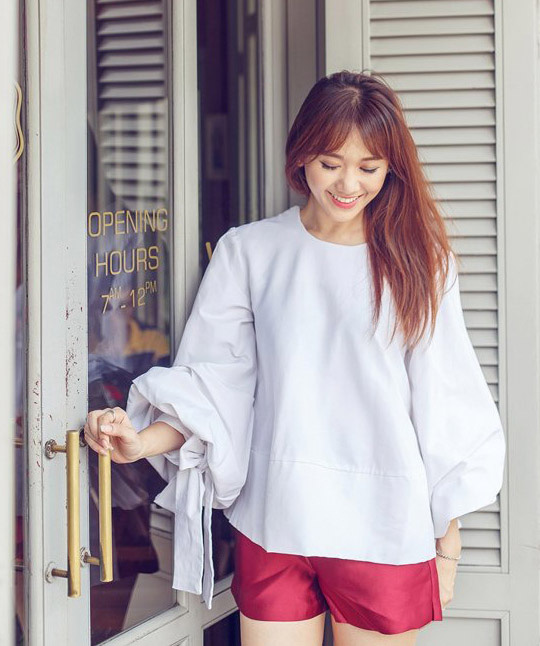 Thời gian gần đây rất nhiều sao Việt lợi dụng sự to rộng của sơ mi trắng oversized để giấu bụng bầu vậy nên Hari Won mà có mặc như thế này thì rất dễ gây hiểu lầm.