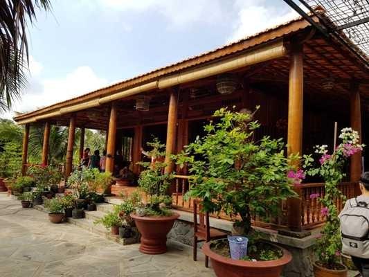 Ngôi nhà độc đáo được làm từ 1.700 cây dừa lão - Ảnh: Thanh Nguyên