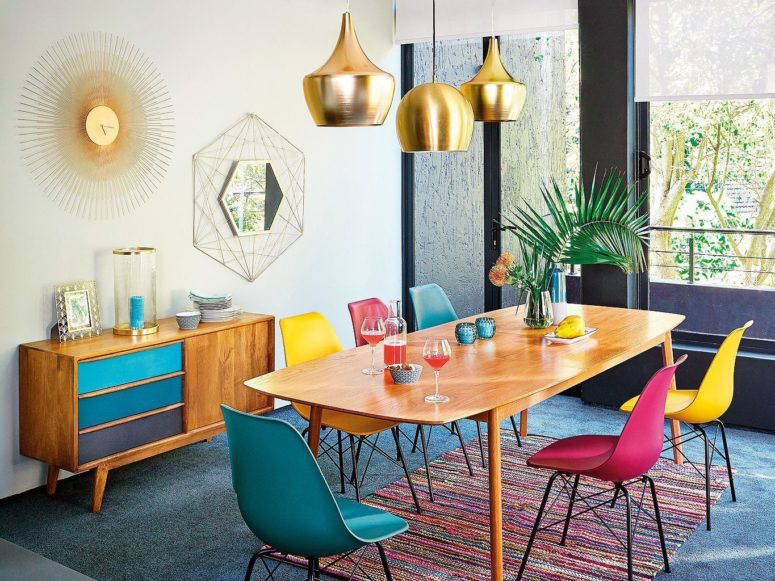  Điểm xuyết căn phòng ăn với ghế và thảm sắc màu.
