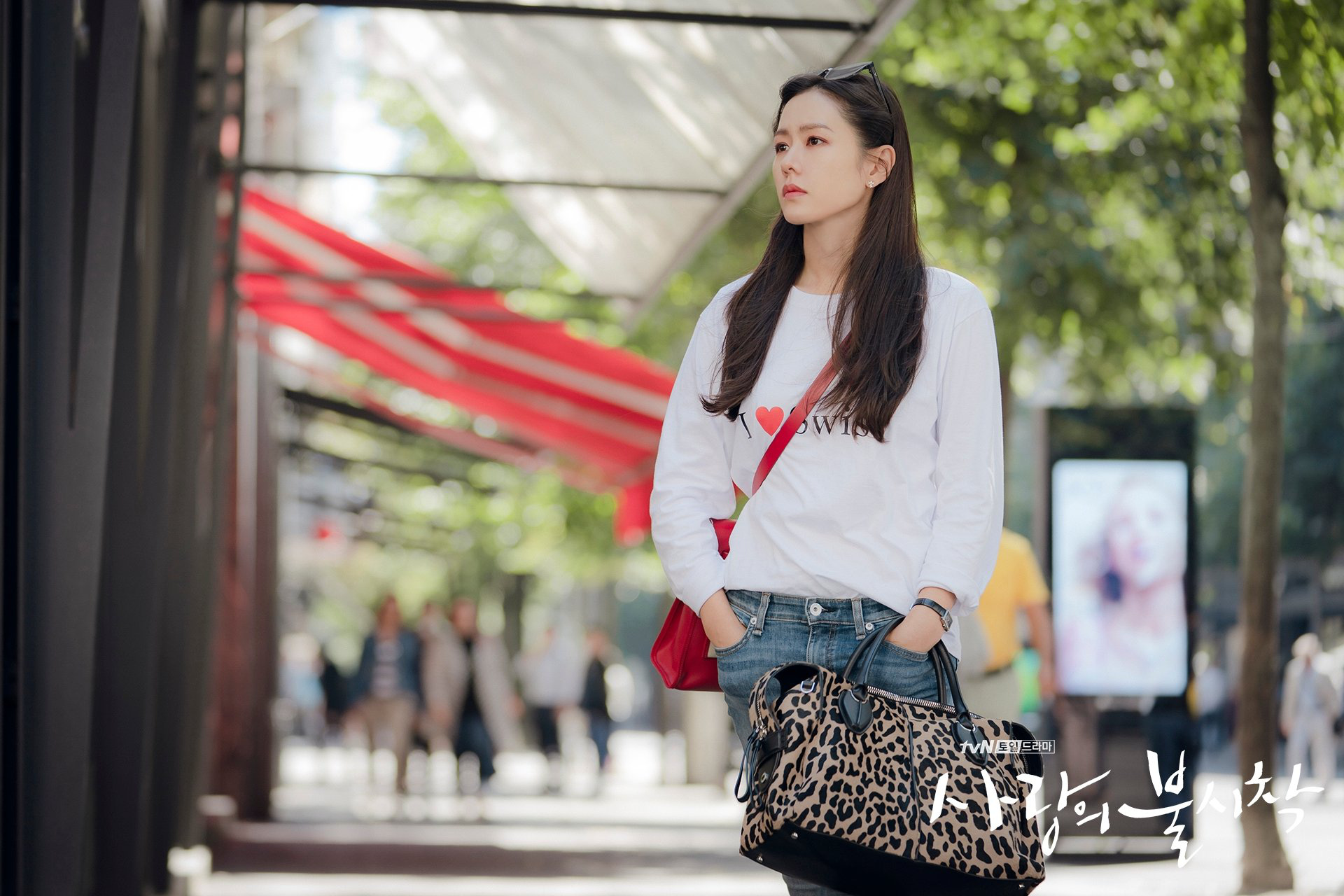  Trở lại với đời thường, diện quần jeans với áo phông đơn giản, kiểu tóc suông thẳng lại mang lại nét năng động, trẻ trung cho hình ảnh của nữ tài phiệt Yoon Se Ri.