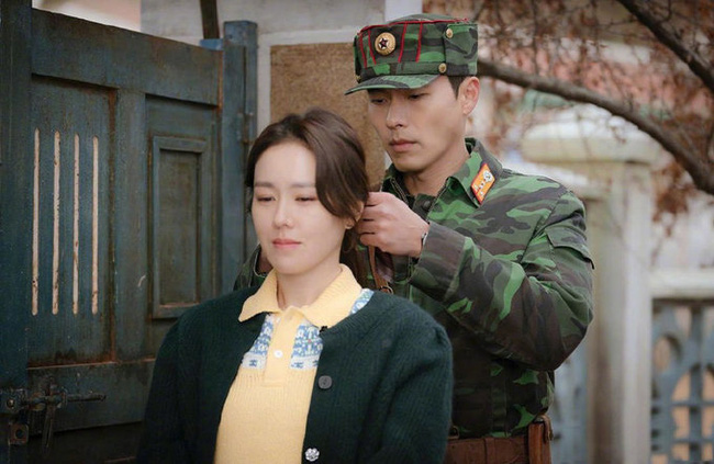  Cảnh Đại úy Ri dùng khăn mùi xoa buộc tóc cho Yoon Se Ri chính là phân cảnh chị em ai nấy đều ghen tị. Tuy không có kinh nghiệm trong khoản tóc tai, nhưng chàng quân nhân cũng giúp nàng thôn nữ có được một kiểu tóc đuôi ngựa ngọt ngào hết nấc.