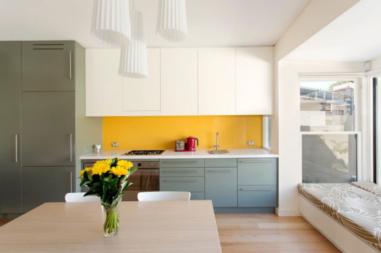  Không gian màu trung tính sẽ trở nên nổi bật khi thêm điểm nhấn từ sắc vàng của tường bếp.