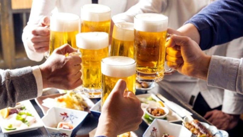  Khi tham gia các bữa tiệc nên xen kẽ việc uống rượu bia và sử dụng đồ ăn giúp bạn lâu say hơn - Ảnh minh họa: Internet