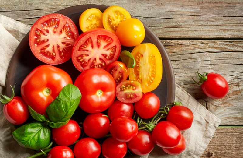  Khi hỏi viêm thanh quản kiêng ăn gì, bạn có thể nhận được câu trả lời là những loại quả như mận, dứa, chanh, cà chua - Ảnh minh họa: Internet