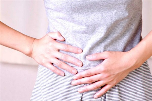  Theo NIDDK, triệu chứng bao gồm đau bụng, tiêu chảy, đầy hơi, buồn nôn, nôn và đau dạ dày.