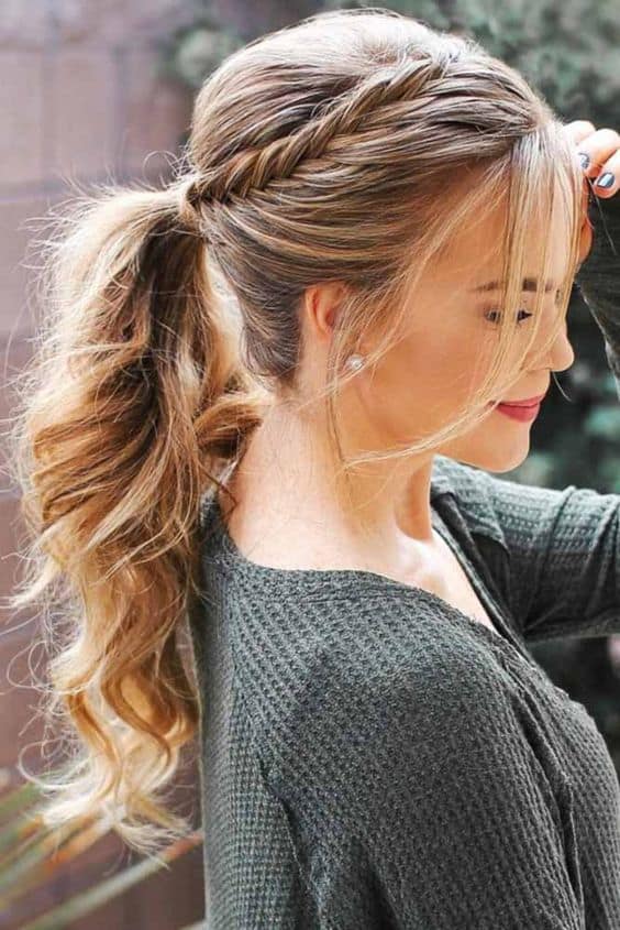 Đây là kiểu tóc vô cùng đặc biệt với sự kết hợp giữa tóc đuôi ngựa buộc cao đầy cá tính với tết tóc kiểu Pháp mang đậm vẻ lãng mạn - Ảnh minh họa: Internet
