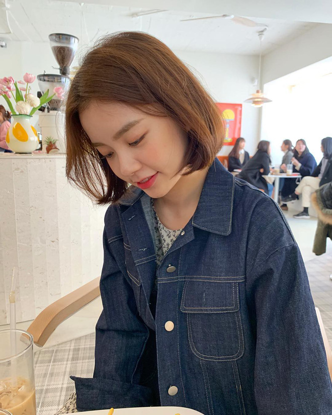 Denim jacket: Mùa Thu - Đông chính là khoảng thời gian lý tưởng để bạn kiểm tra khả năng mix and match quần áo, phụ kiện của mình, cũng như vận dụng những món đồ có sẵn trong tủ quần áo để tạo nên một bộ đồ hoàn chỉnh - Ảnh minh họa: Internet