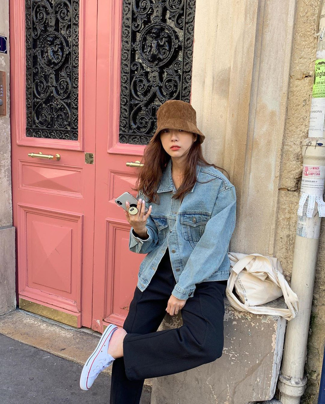 Thời tiết trở lạnh tạo cơ hội cho bạn ăn diện xịn như gái Hàn nên chẳng việc gì mà bó mình trong những items quen thuộc mà không mạnh dạn shopping ít nhất một chiếc denim jacket trong tủ đồ - Ảnh minh họa: Internet