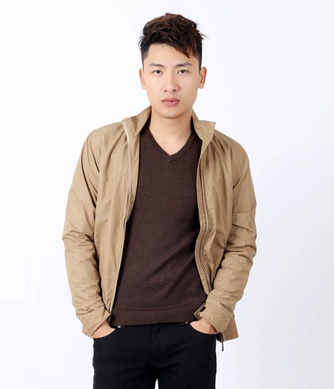 Áo khoác quân đội: Field Jacket là một loại áo khoác được lấy cảm hứng từ quân đội, mang tính ứng dụng cao với rất nhiều túi đựng vật dụng nhỏ và thường có màu xanh lá. Kiểu dáng áo khoác nam này mang dáng vẻ bụi bặm, phong trần và khá hợp với thời trang đường phố - Ảnh minh họa: Internet