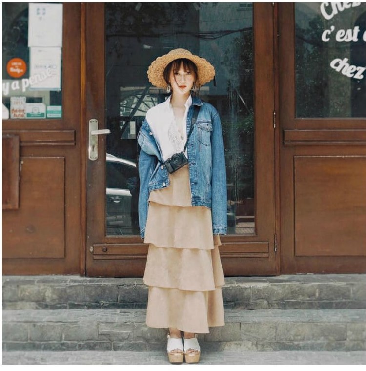 Áo khoác denim trước nay đều chẳng kén trang phục nên bạn có thể trổ tài phối đồ sáng tạo vô biên, kết hợp với đầm dài cũng xinh hoặc lên đồ denim-on-denim cũng chuẩn nốt - Ảnh minh họa: Internet