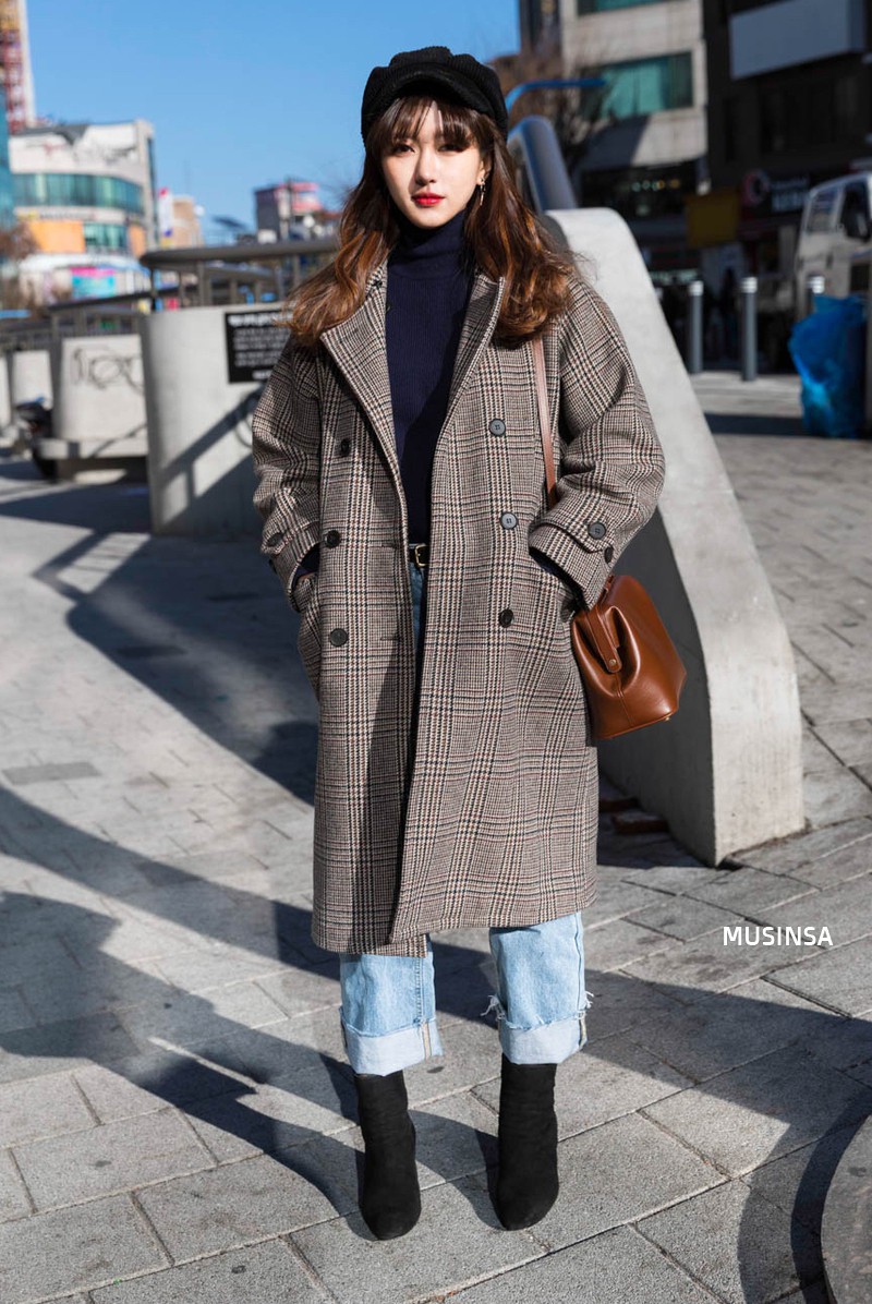 Áo khoác dáng dài vốn dĩ nặng nề, cồng kềnh hơn so với những cardigan hay blazer dạ, vì thế nếu bạn cảm thấy không thật sự cần thiết thì hãy diện một chiếc trench coat chất liệu mỏng hơn để vừa