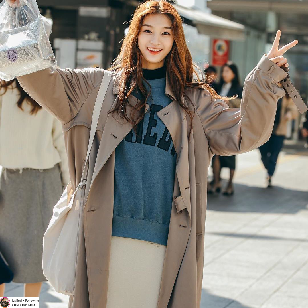 Áo khoác dáng dài: Mỗi khi se lạnh là những chiếc cardigan len oversized lại được dịp