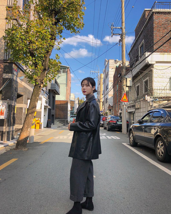 Tương tự như denim jacket, biker jacket cũng không kén trang phục đi kèm nên bạn mix&match kiểu gì cũng sẽ trông hay ho, cool ngầu lắm! - Ảnh minh họa: Internet