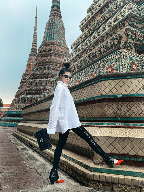  Cùng với váy ngắn, áo hai dây khoe vẻ đẹp sexy, Thu Hằng còn tinh tế trong việc chọn trang phục đơn sắc, kín đáo khi đi viếng chùa ở Thái Lan.