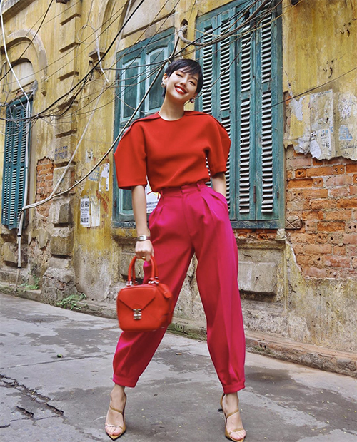  Khánh Linh hoá thành 'bao lì xì đỏ' với nguyên set đồ tông màu hot trend trong dịp lễ Tết. Trang phục không chỉ giúp fashionista nổi bật trên phố mà còn tượng trưng cho may mắn cho ngày đầu năm.