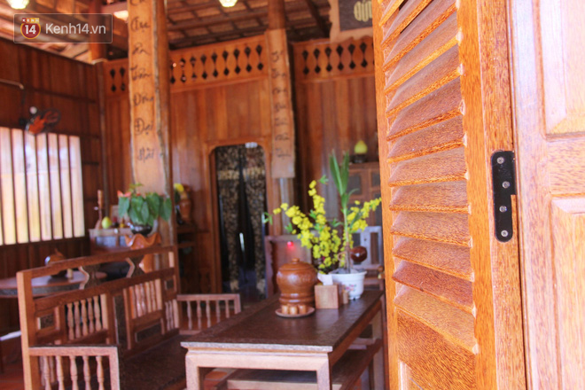  Gian nhà khách cũng là nơi vợ chồng ông Thưởng tiếp khách, giới thiệu nét độc đáo về cây dừa trong căn nhà của mình.