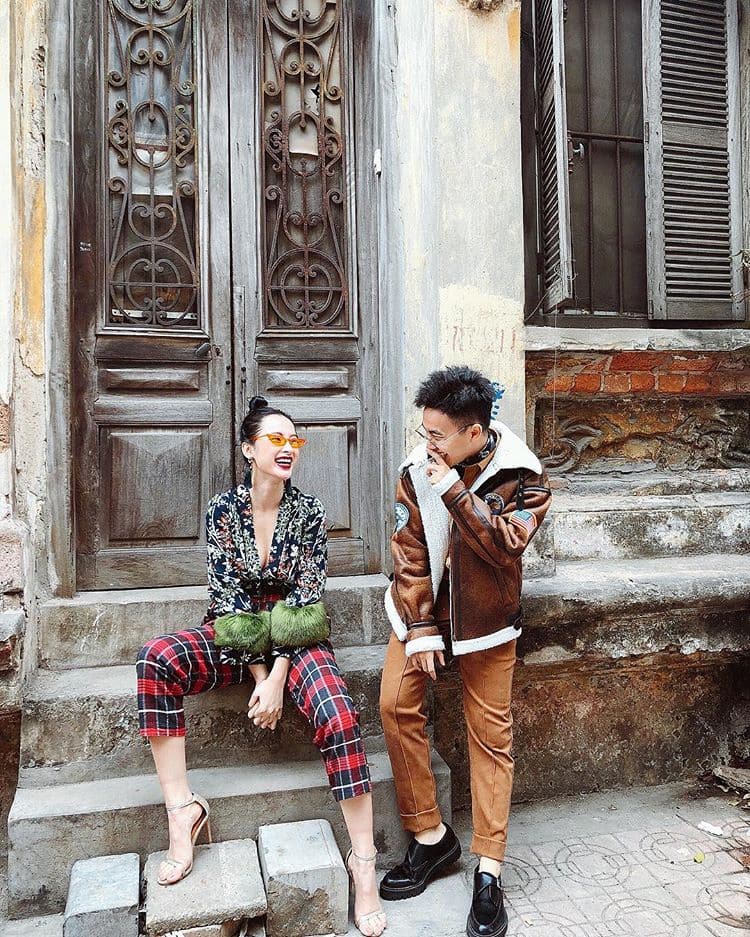 Angela Phương Trinh cũng không thể chối từ trước sức hút mãnh liệt của loại phụ kiện này. Người đẹp với set đồ nhiều màu sắc như được điểm tô thêm phần rạng ngời ngày đầu xuân nhờ kính mắt mèo sắc vàng tươi - Ảnh: Internet