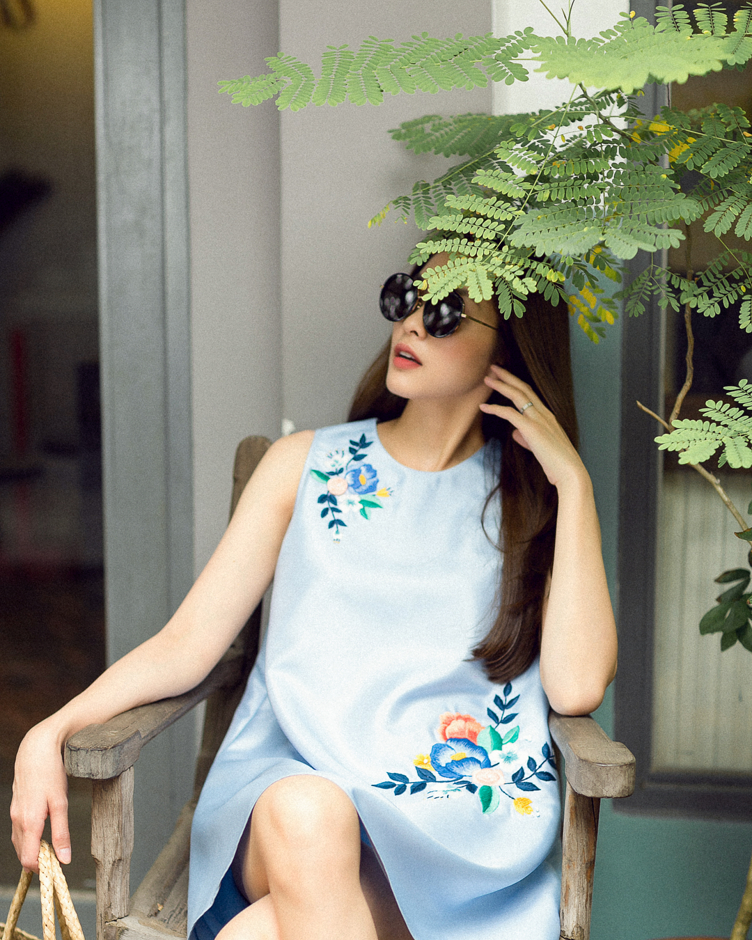 Thế nhưng oversize vẫn có chỗ đứng của nó trong làng thời trang. Điển hình như Tăng Thanh Hà, ngọc nữ của màn ảnh Việt vẫn trung thành với mắt kiếng bản to dù thời gian có trôi qua như thế nào? Kính mắt dường như là món phụ kiện bất ly thân của Tăng Thanh Hà - Ảnh: Internet