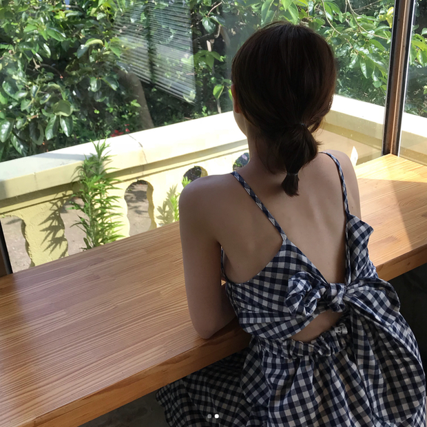 Kiểu dáng váy hot trend hè 2020 không phải kiểu khoét lưng sâu mà chỉ hở khoảng lưng nhỏ, chi tiết hở lưng đôi khi được