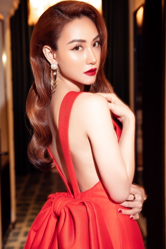 Dễ thấy váy có phần sau lưng của Ngân Khánh được may như những mẫu váy vải thông thường, nhưng từ phần thắt lưng đổ lên cổ áo lại được cắt thành hình tam giác. Phần cổ áo sau lưng có thể may liền hoặc đính khuy hay thắt nơ, chính vì vậy dù hở cả 1 khoảng lưng phía sau nhưng váy không hề sexy hay gợi cảm quá đà - Ảnh minh họa: Internet
