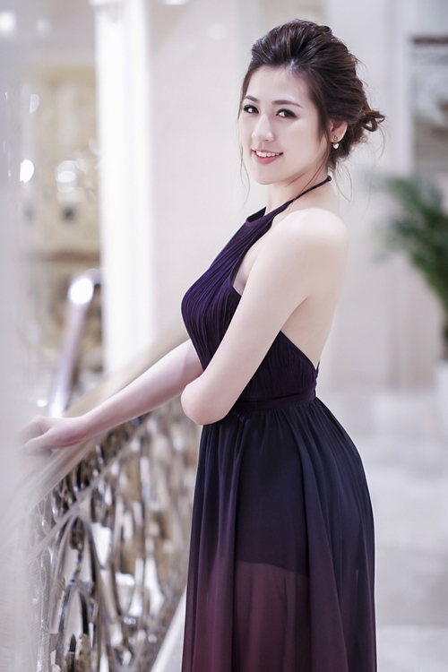 Tú Anh khoe làn da trắng ngần với thiết kế váy lụa mềm, mẫu váy hở lưng của Á hậu được cắt may dựa trên kiểu dáng áo yếm. Màu sắc được cô nàng lựa chọn có vẻ khá