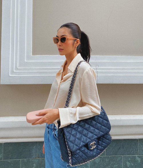  Tăng Thanh Hà khiến nhiều fan bất ngờ khi sử dụng túi Chanel ra mắt cách đây 10 năm để mix đồ dạo phố. 
