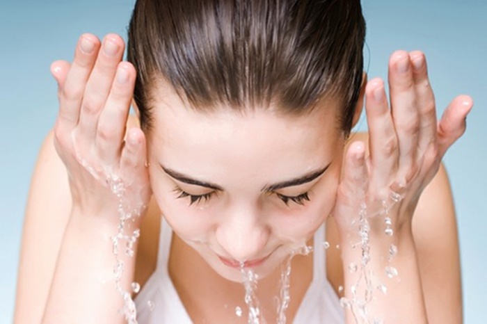  Quy trình chăm sóc da 3 bước: rửa mặt, dùng toner và thoa dưỡng ẩm giúp chống lão hóa da hiệu quả.Ảnh minh họa: Internet