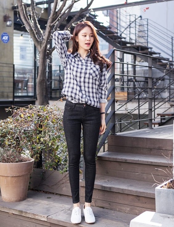 Áo sơ mi và quần legging cũng là sự kết hợp vô cùng hoàn hảo cho các chị em - Ảnh minh họa: Internet