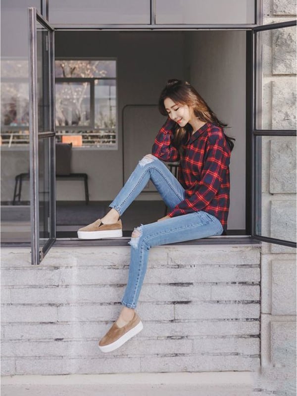 Sự kết hợp cơ bản nhất đôi khi vẫn luôn tạo ra vẻ ngoài thu hút riêng, ví dụ như set đồ sơ mi và quần jeans đơn giản này - Ảnh minh họa: Internet