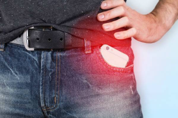  Thói quen cho điện thoại vào túi quần rất nguy hại đến sức khỏe sinh sản của đàn ông - Ảnh minh họa: Internet