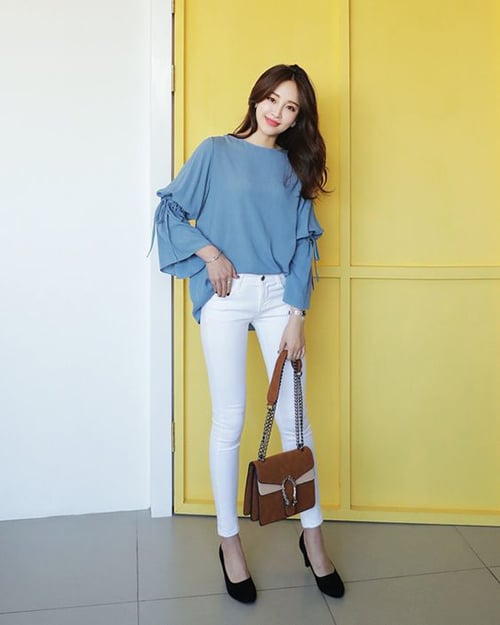  Khi nói đến những mẫu áo blouse đơn sắc, các nàng đừng bỏ qua các mẫu trang phục xây dựng trên tông xanh nhẹ nhàng. Bởi nó là xu hướng thịnh hành ở mùa mốt 2020.