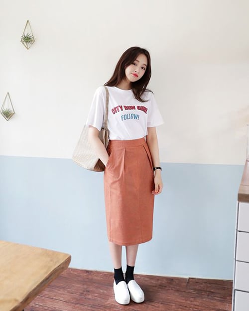 Phong cách cho các cô nàng thích sự trẻ trung và năng động với áo thun và chân váy bút chì - mẫu trang phục gần như bị 'quên lãng' trong suốt năm 2019 vừa qua.