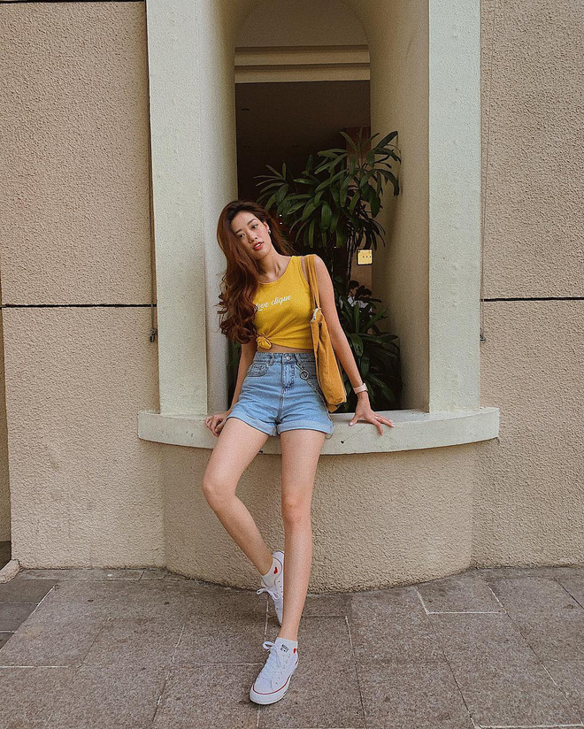 Khánh Vân lên đồ ở đời thường khá năng động, cô nàng là minh chứng cho câu nói đừng nhìn mặt mà bắt hình dong vì ẩn bên trong vẻ ngoài có chút