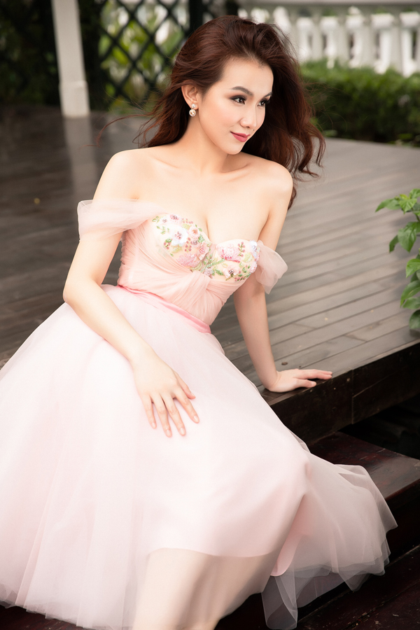 Thế nhưng thay vì tận dụng hào quang để tiếp tục phát triển bản thân trong showbiz, Thùy Lâm lại quyết định lên xe hoa cùng bạn trai lâu năm, gần như rút khỏi showbiz để dành tối đa thời gian chăm sóc gia đình nhỏ. Chỉ thi thoảng cô mới tham gia một vài sự kiện giải trí nhưng lần nào xuất hiện trước công chúng, Thùy Lâm cũng được săn đón và nhận vô số lời khen bởi nhan sắc mỹ miều, thanh thoát - Ảnh: Internet