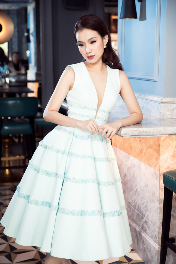 Bước sang tuổi 32, cô vẫn giữ được sắc vóc gợi cảm như thời điểm mới đăng quang. Xây dựng hình tượng quý phái, thanh lịch, Hoa hậu Hoàn vũ đầu tiên của Việt Nam thường xuất hiện với những bộ cánh sang trọng, được thiết kế cầu kỳ - Ảnh: Internet