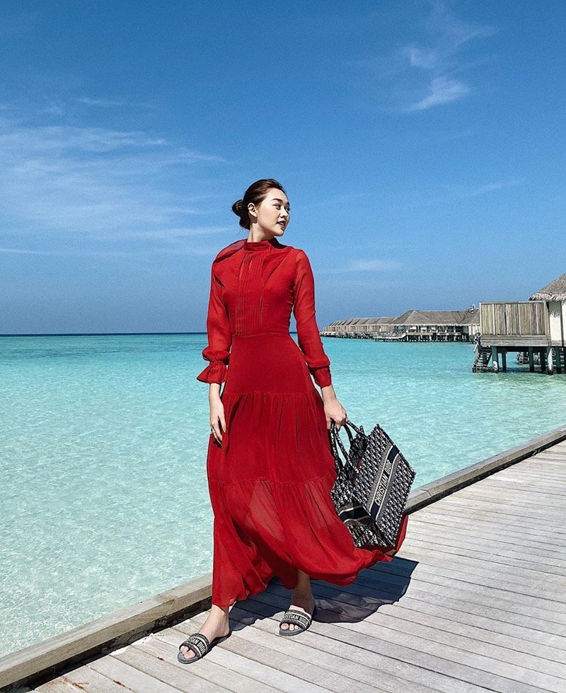  Tường San tỏa sắc rực rỡ trong chiếc đầm đỏ, mix cùng túi Dior. Sắc đỏ của bộ đầm không chỉ giúp á hậu tôn da mà còn nổi bật giữa khung cảnh trời biển xanh mướt của Maldives.