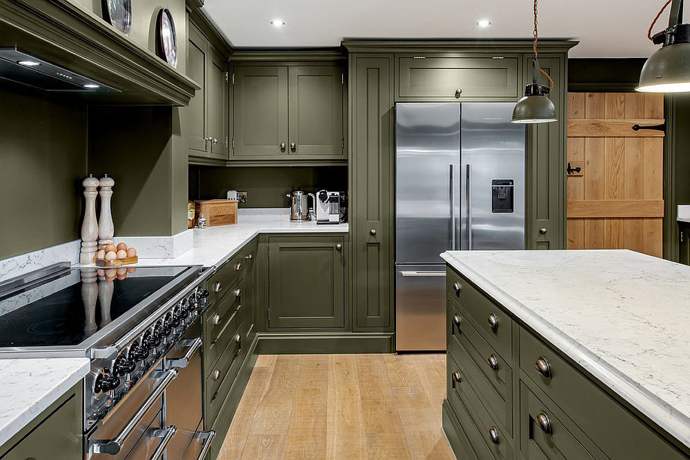  Một phiên bản kết nối đồng bộ tủ, đảo bếp màu xanh lá cây sẫm kết hợp bàn đá màu trắng. (Ảnh minh họa)